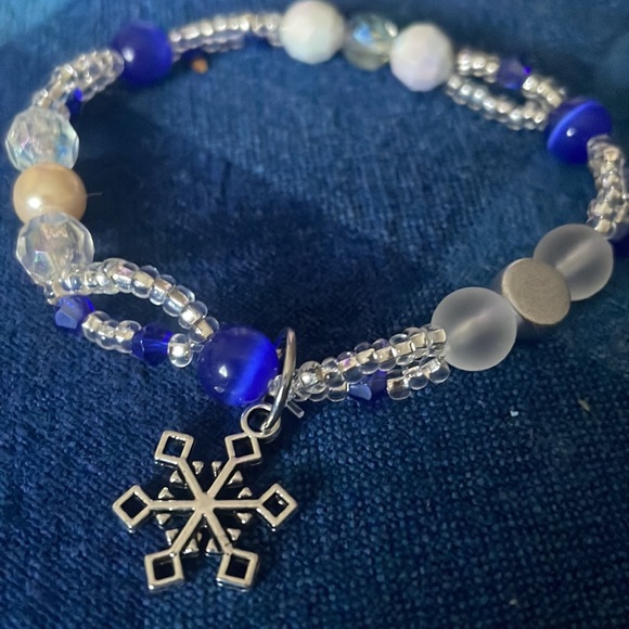 2/25 Handmade Sparkling Snowflake Theme Bracelet & Earrings Gift Set 4 Christmas - Picture 4 of 4